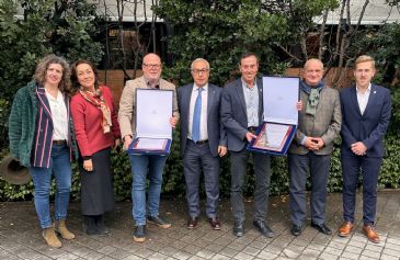 El COE entrega la Placa Olmpica a los ayuntamientos de Olot y Sant Sadurn d'Anoia